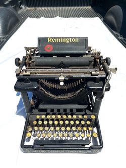 Antique about 116 years old functional in great condition 1910 Remington standard No. 10 typewriter. Valued between $925 and $1200.