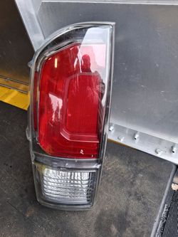Drivers Side Rear Tail Light With Bulbs 2020-2022 Toyota Tacoma SR SR5