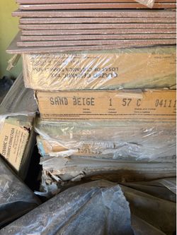 Tile for sale 16 x 16“