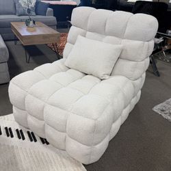 Modern Massage Chair! ❤️😊 Easy Financing! 