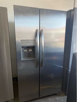 Frigidaire side by side refrigerator like new