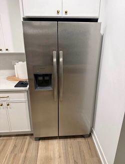 Side-by-Side Refrigerator with water and ice dispenser