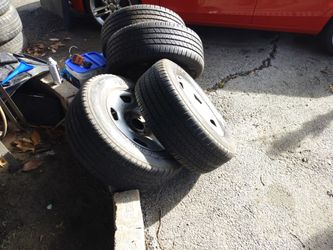 Vendo Rines Y Llantas Medidas P255/65R17 Llantas En Buenas Condiciones Con 80/100 De Vida  Precio $200
