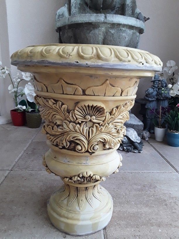 2 Beautiful Pots  For Sale In Weeki Wachee Spring Hill