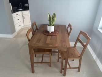 Small Dining Room table - like new