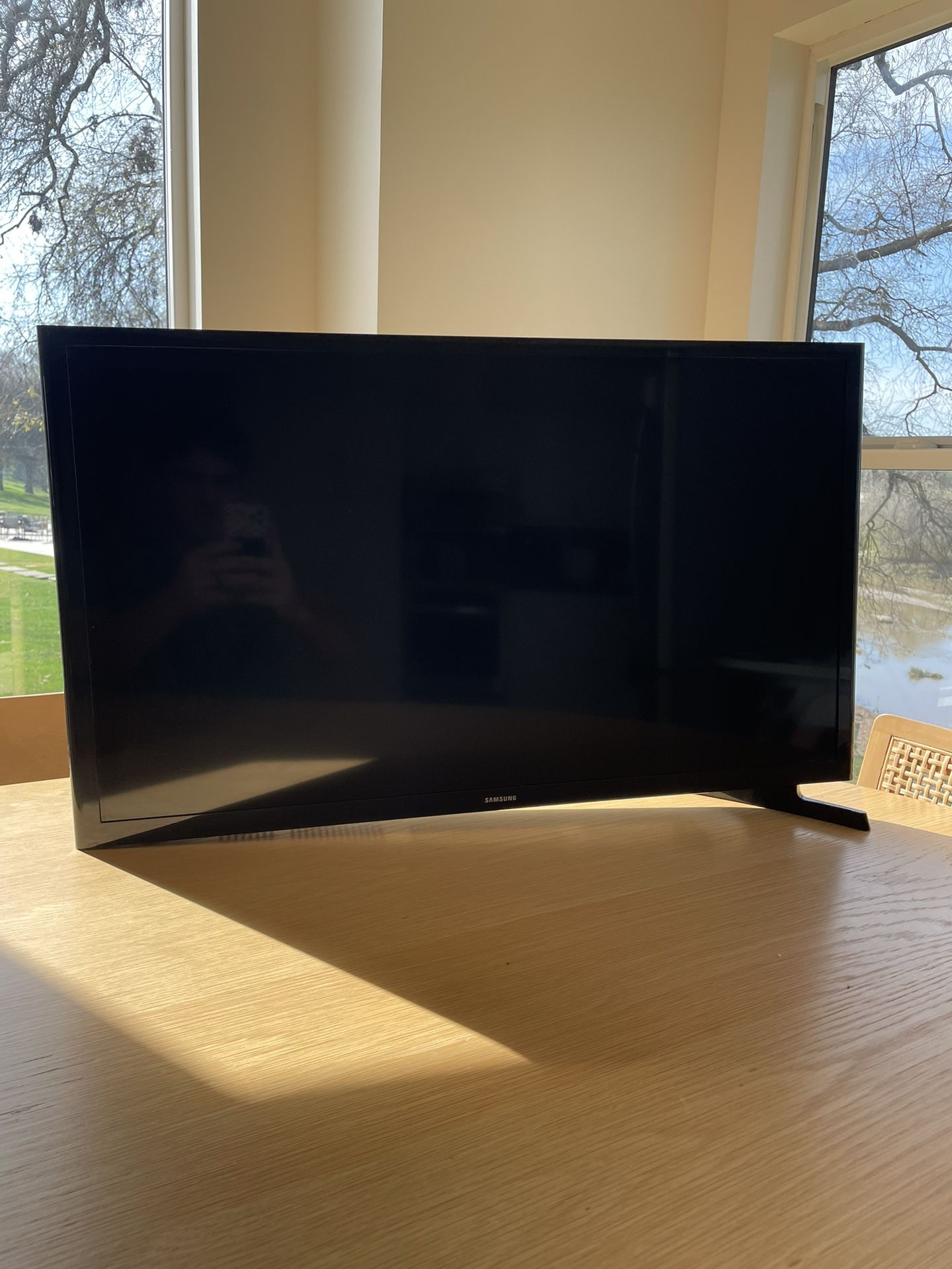 Samsung 32” LED TV With Full HD (J400 Series)