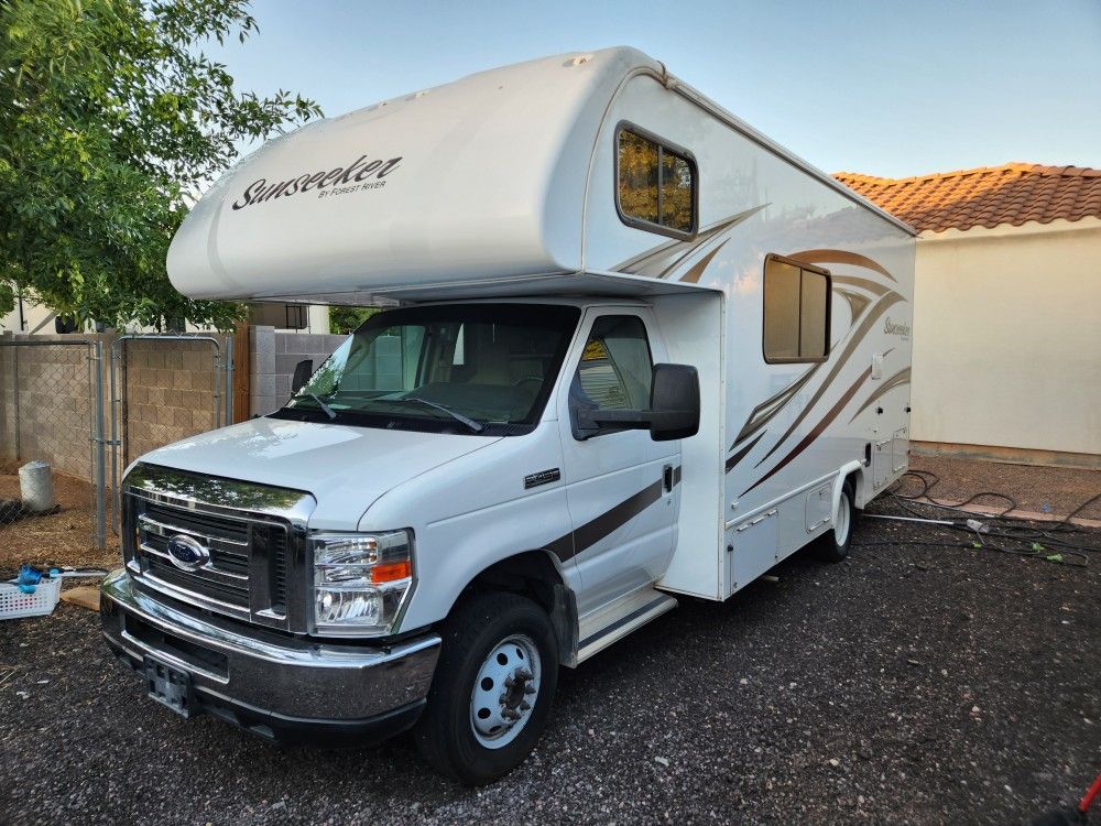 2017 Sunseeker Class C 23ft motorhome rv sleeps 6