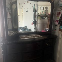 Dresser With Mirror