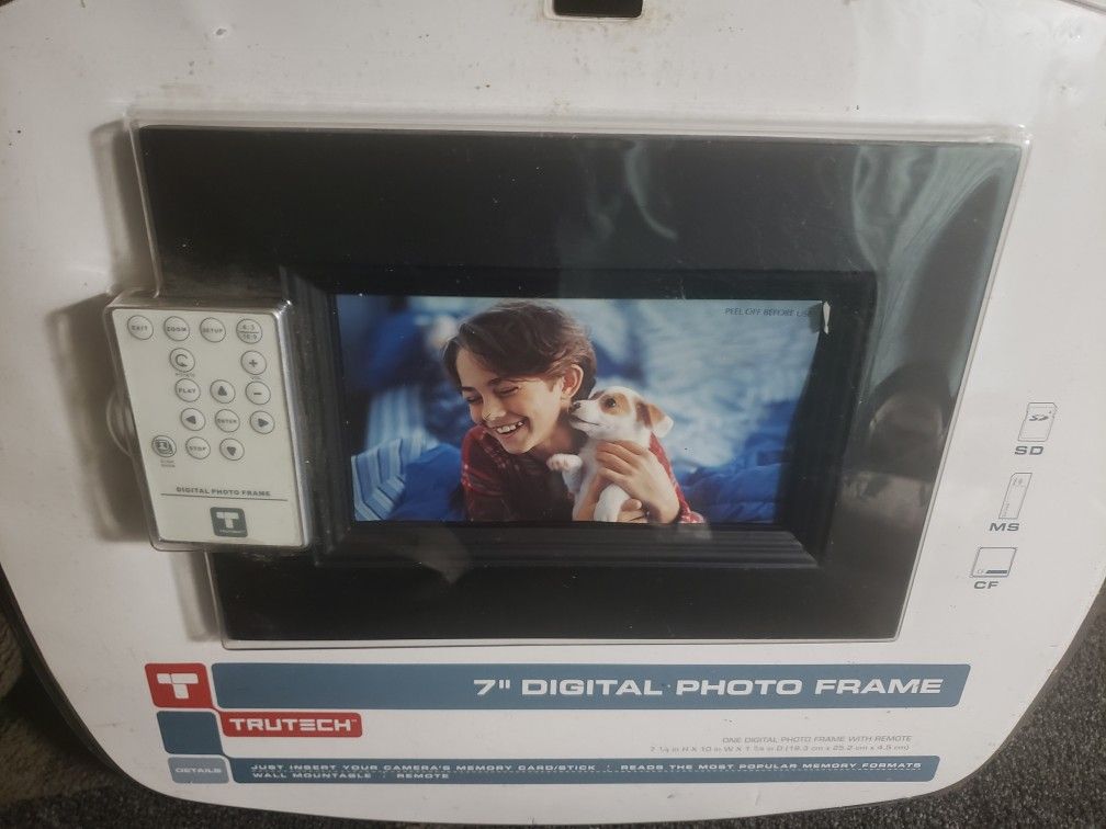 (Brand New) Digital Picture Frame  W/remote 