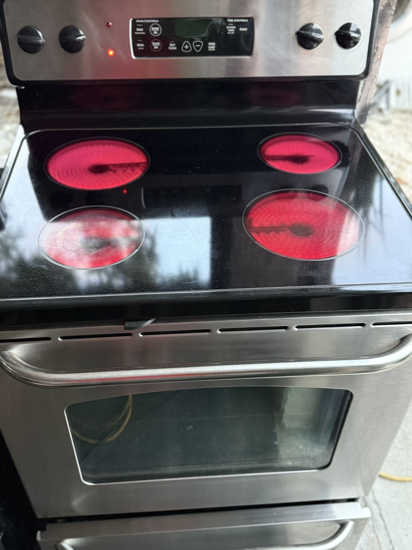 GE stove in very good condition working 100%.