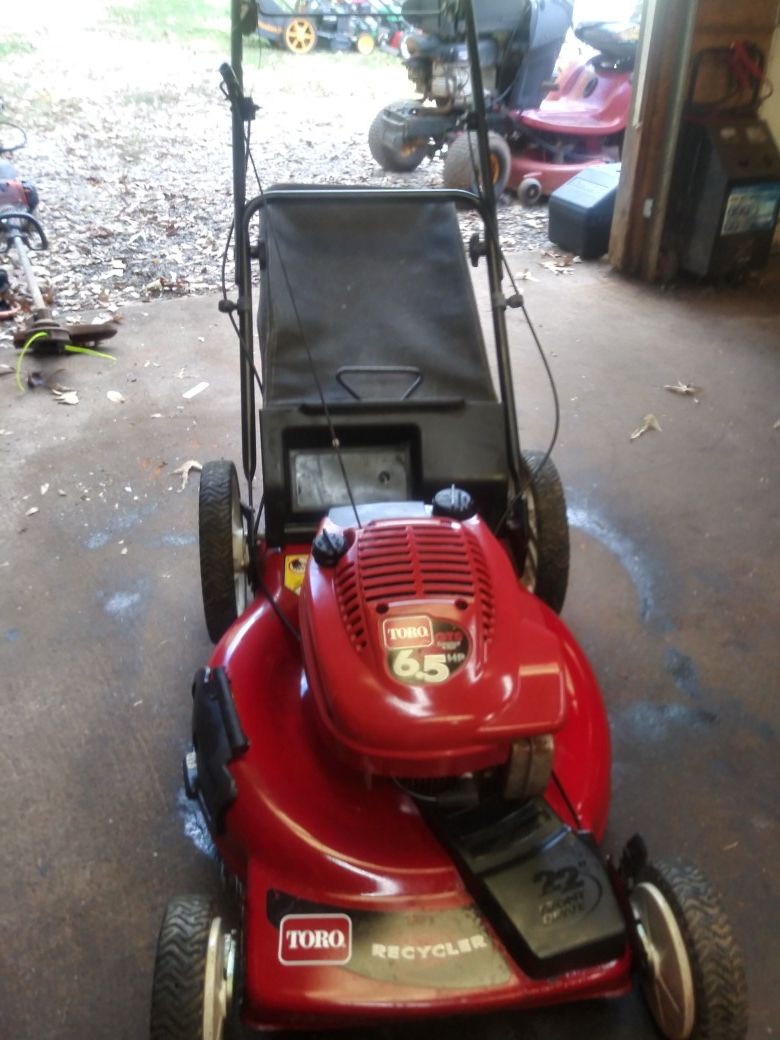 TORO 6.5HP 22" CUT SELF PROPELLED WITH BAG LAWN MOWER