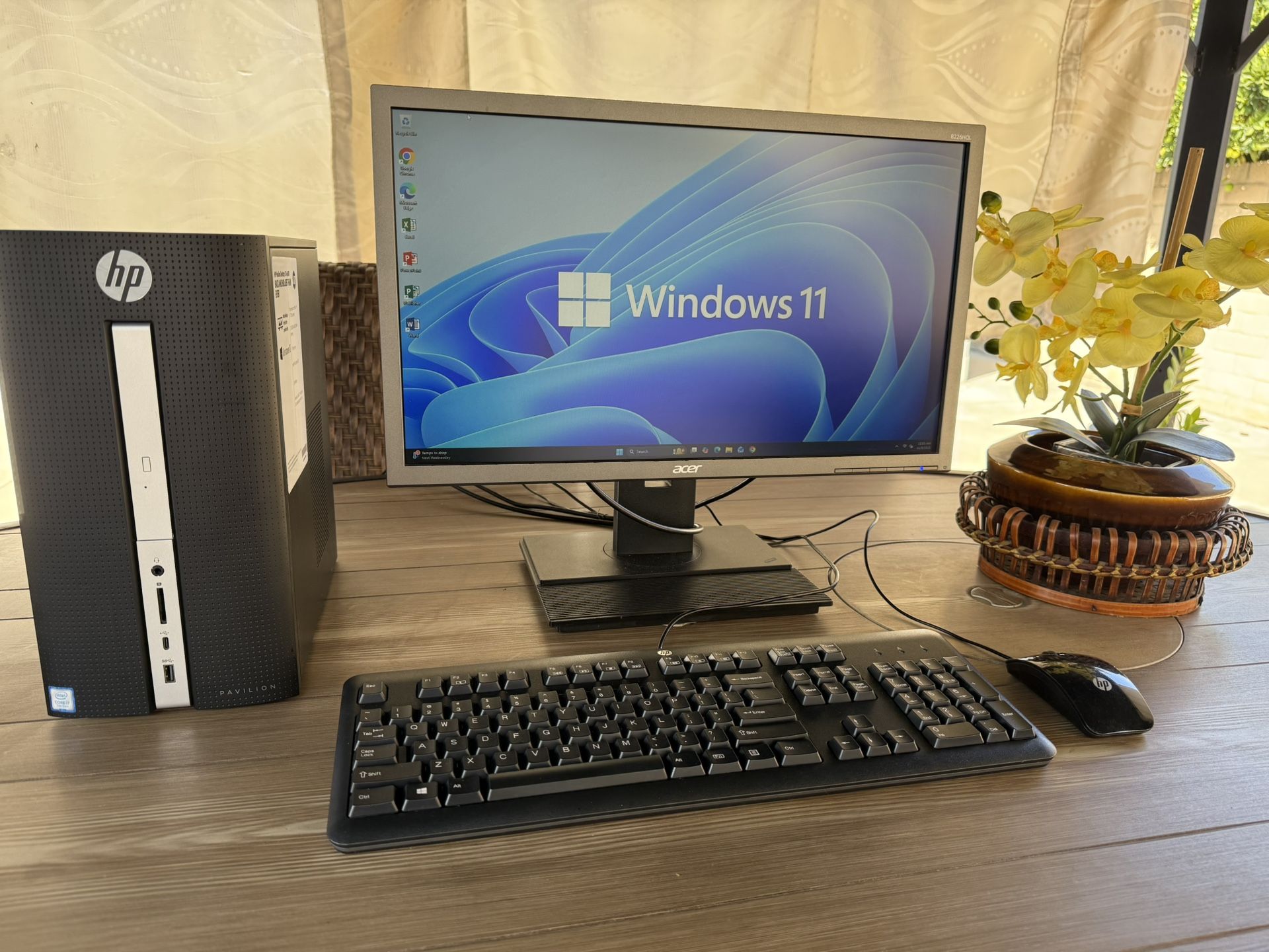 HP Pavilion i7 PC, 22” LCD, WiFi, Windows 11