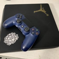 PlayStation 4 Slim 