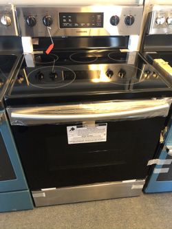 New scratch and dent whirlpool 5 burner glass top range. 1 year warranty