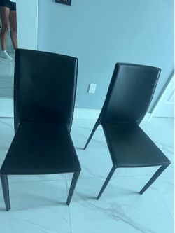 4 black chairs 2 white
