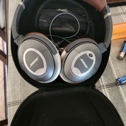 Bose Head Phones w Noise Canceling