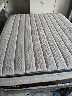 Helix Twilight Cal King Size Mattress  - Perfect Condition