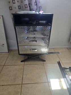 3-Drawer Dresser with Diamond Plate Front