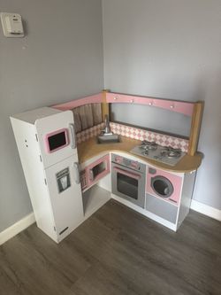 Pink / White Toddler Girl Play Kitchen