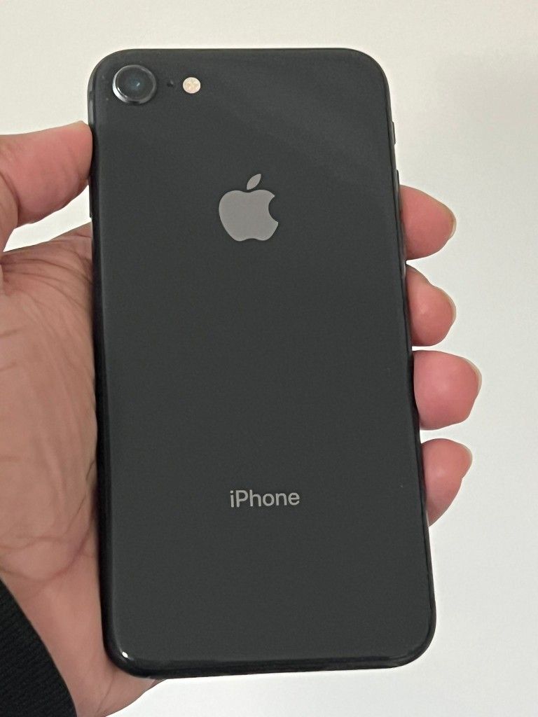 iPhone 8 , Unlocked for all Company Carrier , Excellent Condition Like New