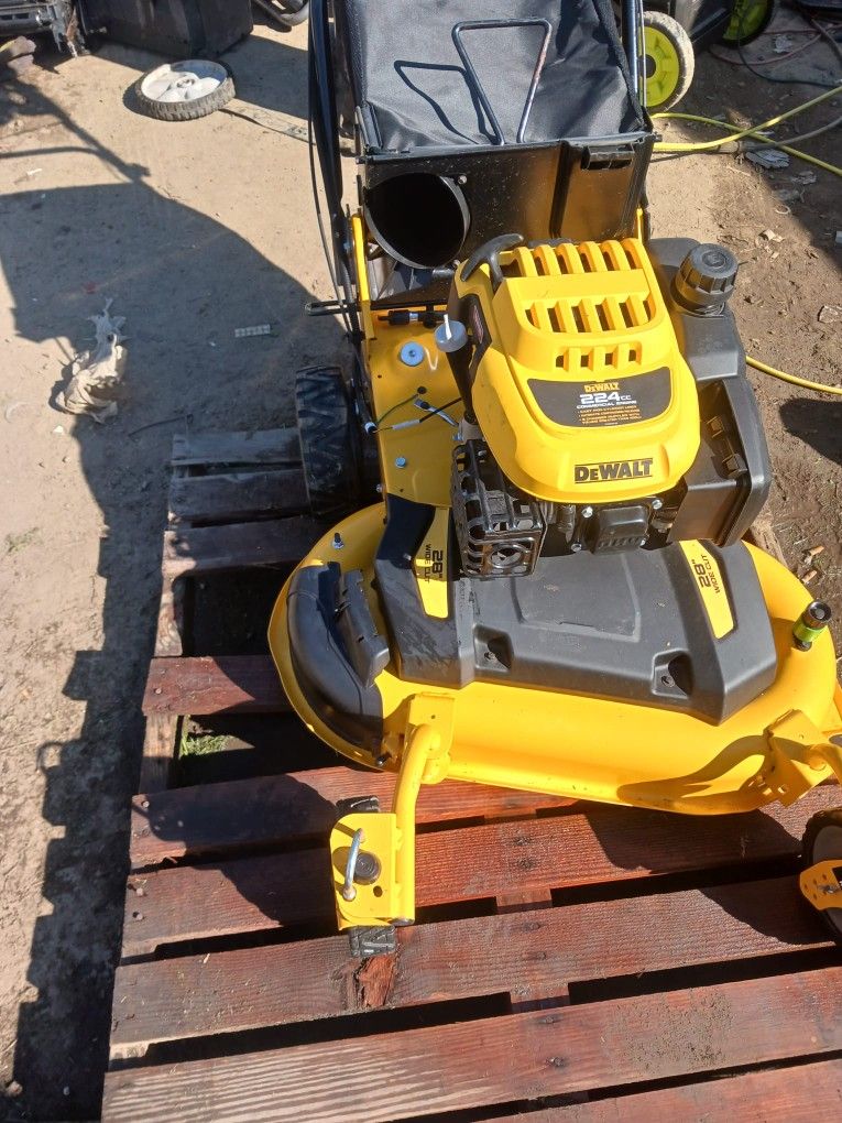 DEWALT
28 in. 224cc E-GOV Engine 3-in-1 Gas RWD Self-Propelled Lawn Mower with High Rear Wheels