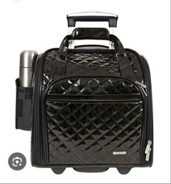4 sitios
Esta maleta es el Essential CarryAll Bag de la marca Essential Gear Products. Es un modelo de equipaje de mano con ruedas.