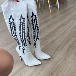 MOVE OUT SALE - Tall White Pointed Cowgirl Boots Size 7