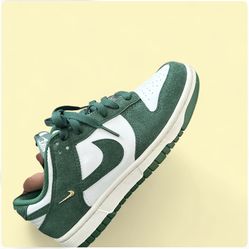 Nike Dunk Low in Summit/Gorg Green/Metallic gold