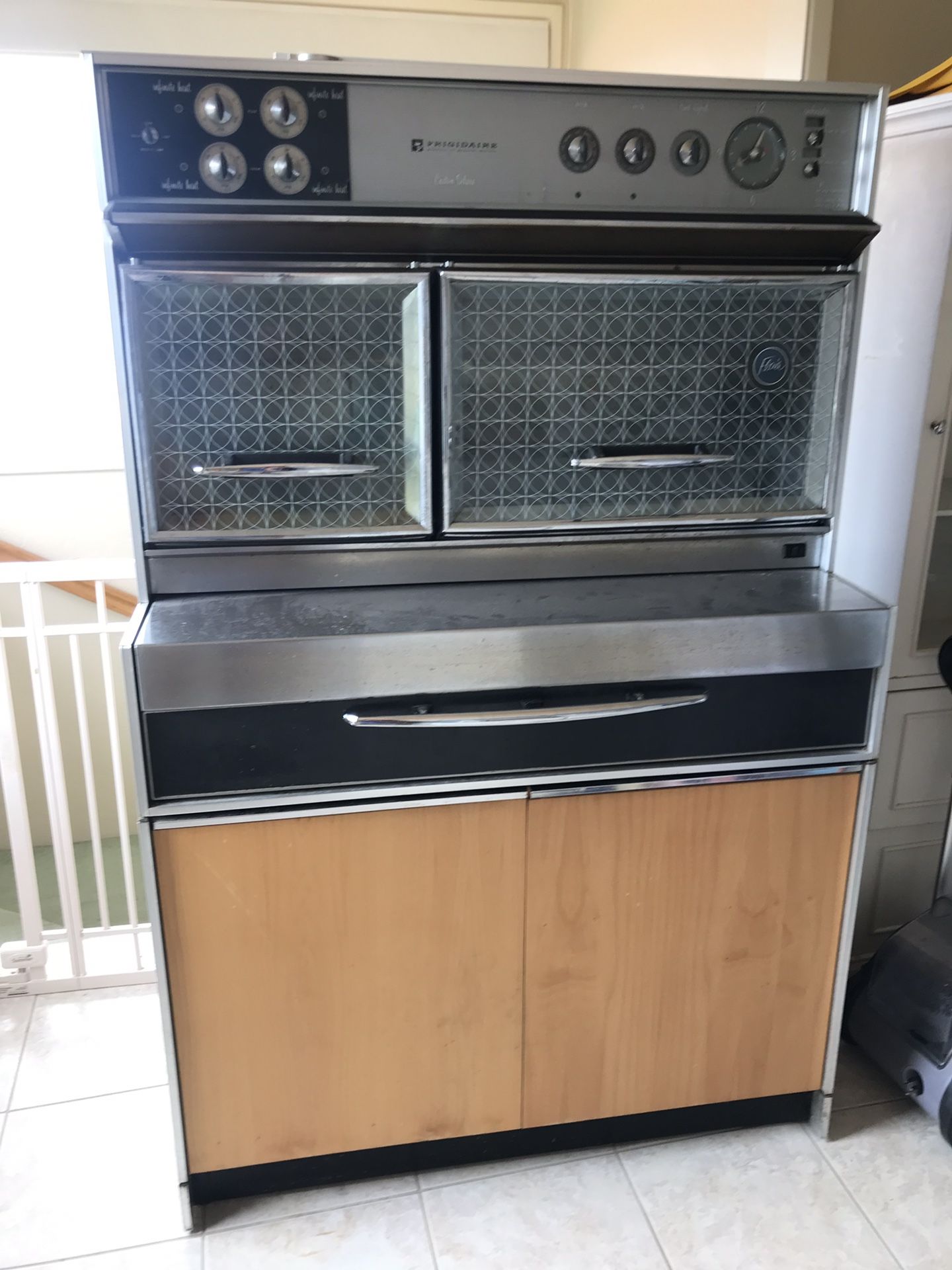 Frigidaire Flair Custom Deluxe Electric Oven and Range