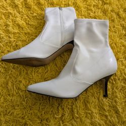 Chic Marc Fisher White Kitten Heel Ankle Boots