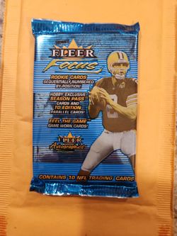 2000 FLEER Focus Football Hobby Pack 10 Cards