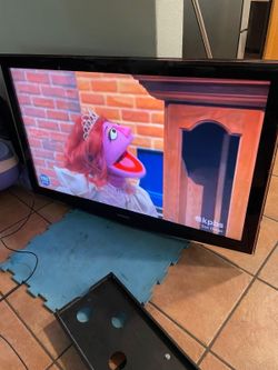 BEAUTIFUL SAMSUNG TV WORKS GREAT 42 inches has a control all for $45