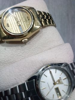 Woman's Seiko 5 date day 📅 beautiful 🧩