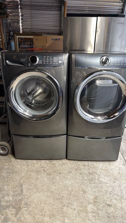 Washer and dryer with pedestal Electrolux