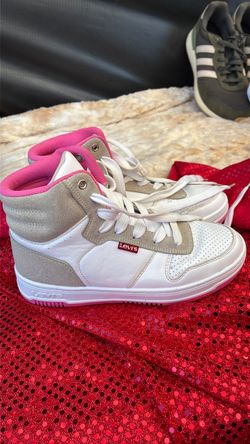 BEAUTIFUL LIKE NEW LEVIS TENNIS SHOES SIZE 3