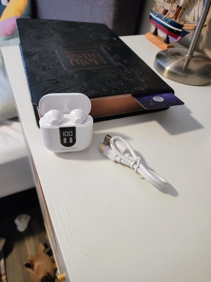 Bluetooth Earbuds New.. Good Sound 