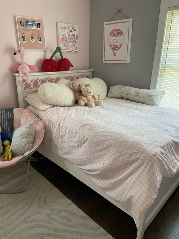 Girls bed frame full size and 6 drower 400$ Color on the bed and drower ...