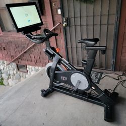 NordicTrack Commercial S22i Studio Cycle With 22" Touchscreen Unisex Cycling Shoes Size 9.5