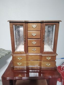 small ish women's jewelry box