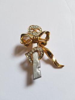 Key bow pin/brooch