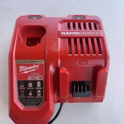 Milwaukee M12 and M18 12-Volt/18-Volt Lithium-Ion Multi-Voltage Rapid Battery Charger