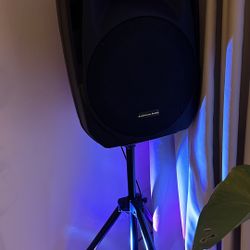 2 Speakers With Stands 