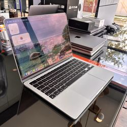 Apple 13” MacBook Air M2 Chip 8GB Ram 256SSD! 100%Battery! 90 day warranty! We offer financing!