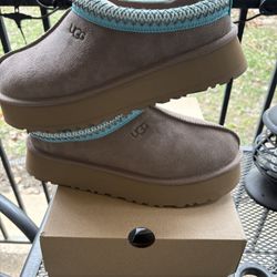 Size W 10 - Uggs Tasman ii Sapphire Ice'