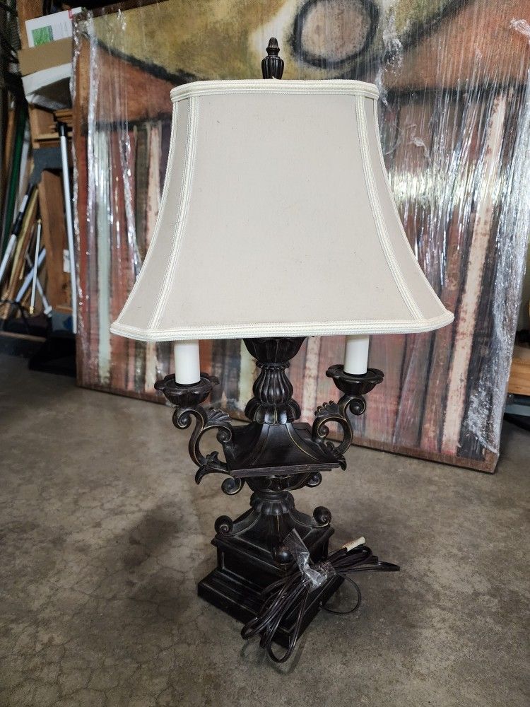 Lamp Wirh An Antique Looks