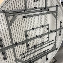 Round foldable table