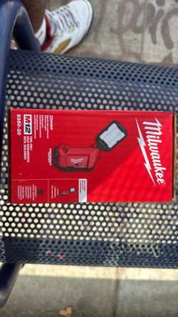 Milwaukee M12 multi-directional flood light