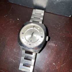 Gucci Stainless Steel Men’s Watch – Model 142.3 (Swiss Made) 