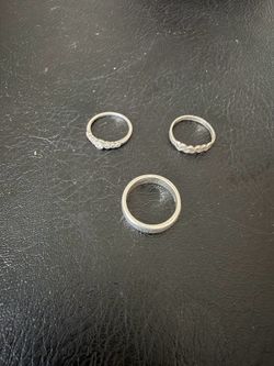 4 anillos y 11aretes de plata  y un dije 925