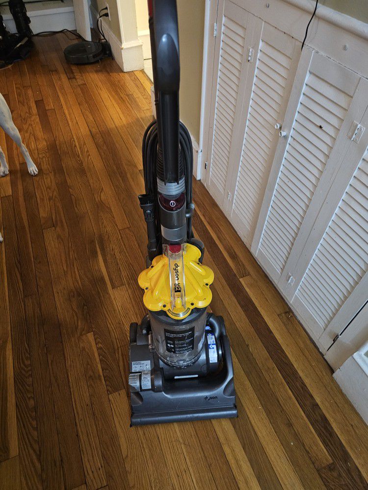 Dyson DC 33 vacuum Cleaner Works Great